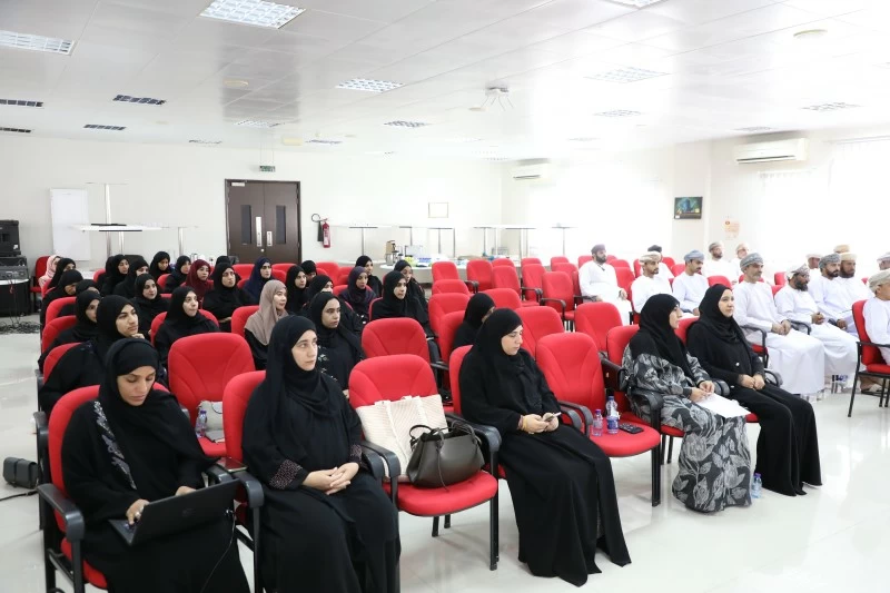 مناقشة التحديات للأخصائيين الاجتماعيين في تعليمية الداخلية