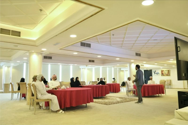 تعزّيز الاستراتيجيات الحديثة في الاتصال المؤسسي في البريمي