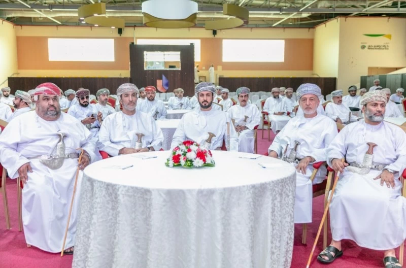 بحث تطوير الخدمات وتعزيز مسيرة التنمية في عبري