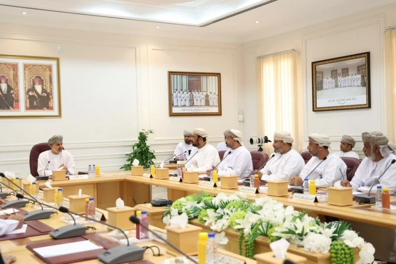 مناقشة الموضوعات الخدمية والتنموية في البريمي