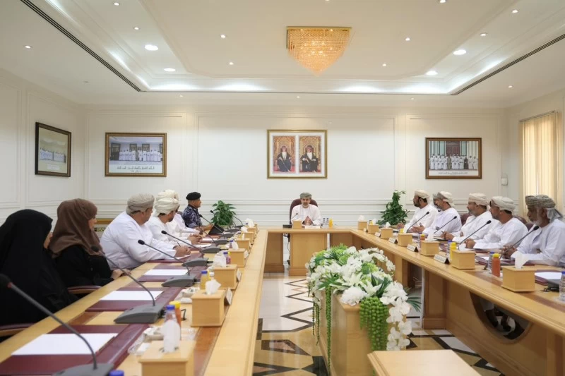 مناقشة الموضوعات الخدمية والتنموية في البريمي