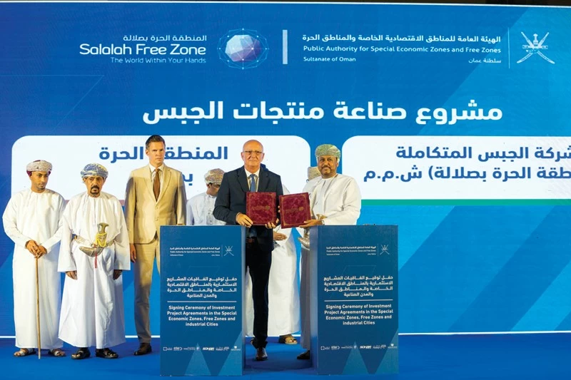 التوقيع على 28 اتفاقية استثمارية فـي المناطق الاقتصاديـــة والحرة والمدن الصناعية بأكثر من 304 مليون ريال عماني