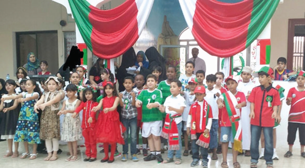 عدد من المدارس الخاصة بالولايات تنظم احتفالات ومسيرات وطنية بالعيد الوطني المجيد