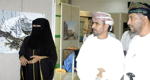 الزوار يتوافدون على معرض أعضاء الجمعية العمانية للفنون التشكيلية بمحافظة ظفار 
