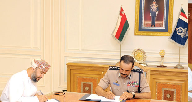 الشريقي يوقع اتفاقيتي إنشاء المبنى الجديد لمركز شرطة السويق ومبنى مركز شرطة أمن ميناء صحار 