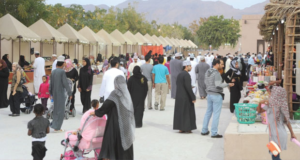 مهرجان مسقط ينطلق بحديقتي العامرات العامة والنسيم وسط جمهور غفير 