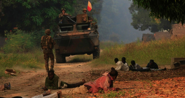 فرنسا تتعهد بتصعيد حملتها في إفريقيا الوسطى دون (انزلاق)