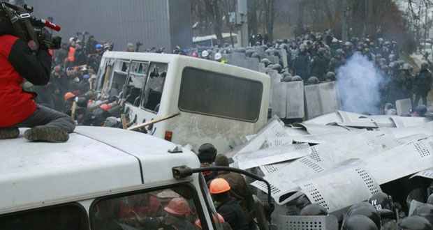 أوكرانيا: جريحان على الأقل في مواجهات بين متظاهرين والشرطة 