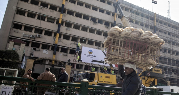 مصر: قتلى وجرحى بعنف متفرق.. وسحب البعثة الدبلوماسية من ليبيا لأسباب أمنية