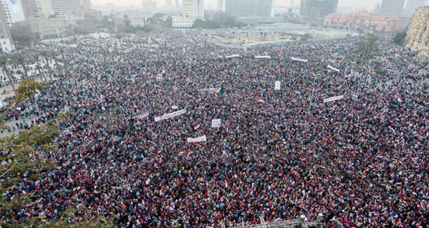 المصريون يحتفلون بـ(25 يناير) .. وينتظرون كلمة الرئيس اليوم 