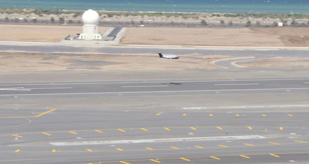 نجاح الاختبارات الأرضية لأجهزة الهبوط الآلي للطائرات في المدرج الجديد بمطار مسقط الدولي 