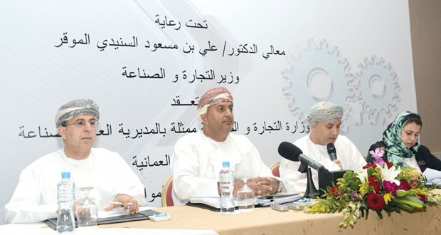 الصناعيون ورجال الأعمال خلال لقائهم بوزير التجارة والصناعة