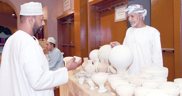 صناعة الفخار ركن يحكي إبداعات الإنسان العماني