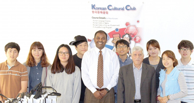 كلية مزون تستضيف مجموعة من الطلبة الكوريين
