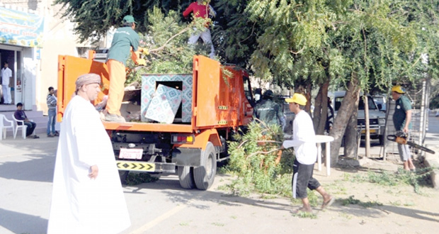 بمشاركة عدد من المؤسسات الحكومية والأهلية بلدية الرستاق تنفذ حملة نظافة عامة لإزالة مخلفات الأشجار بقرية الغشب