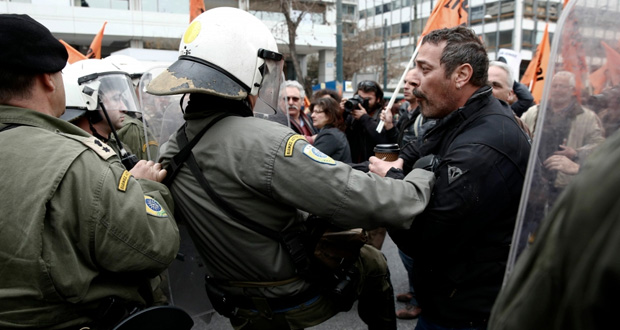 اليونان: صدامات بين الشرطة ومعلمين محتجين