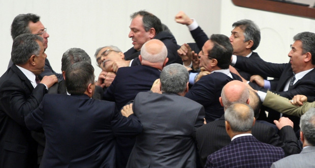 تركيا: البرلمان يقر قانونا يقيد سلطة القضاء