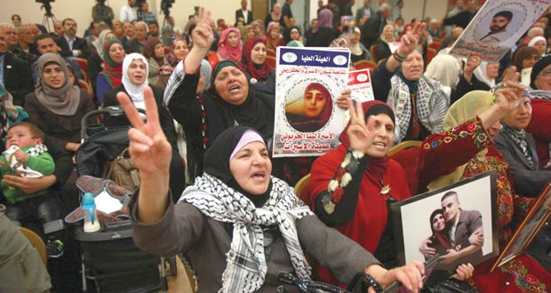الأسرى الفلسطينيون يلوحون بـ(خطوات) احتجاجية