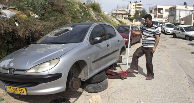 المستوطنون يخربون ممتلكات فلسطينية في القدس ويواصلون اقتحام الأقصى 