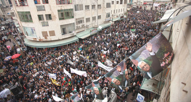  الفلسطينيون يؤكدون دعمهم لعباس ويدعونه للتمسك بـ " الثوابت " ورفض " الضغوط "