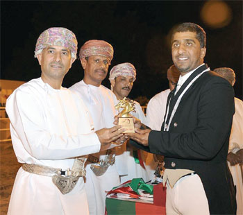 شرطة عمان السلطانية تكسب الفئات الثلاث لأدب الخيل بالوطية