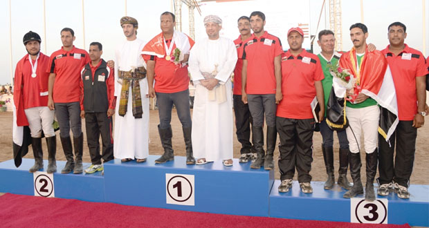حمود الدغيشي يخطف أول ميدالية ذهبية للسلطنة في افتتاح بطولة كأس العالم لالتقاط الأوتاد
