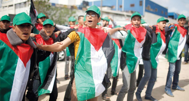 الفلسطينيون يحيون الذكرى الـ38 ليوم الأرض .. والاحتلال يقمع مسيراتهم بالضفة وغزة 
