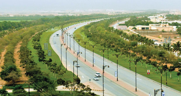 بلدية ظفار تواصل تطوير البنية الأساسية لشبكة الطرق والإنارة والحدائق والتشجير والمنتزهات