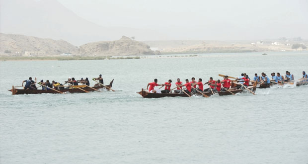 عبد المنعم الحسنى يرعى سباق القوارب التقليدية بخور البطح بولاية صور 