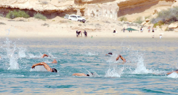 سعد المرضوف يعطي إشارة انطلاق بطولة عمان التاسعة للسباحة بالمياه المفتوحة