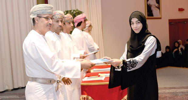  جامعة السلطان قابوس تكرم طلابها المتفوقين 