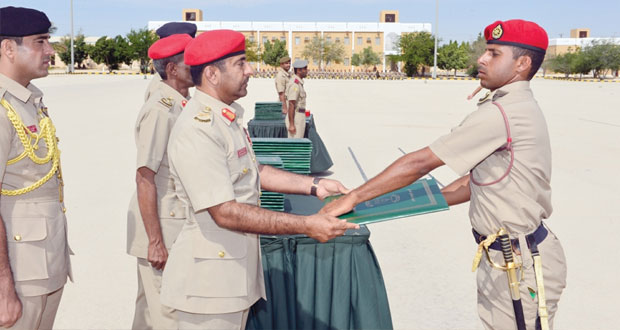 الجيش السلطاني العماني يحتفل بتخريج دورة الضباط الجامعيين التخصصيين 