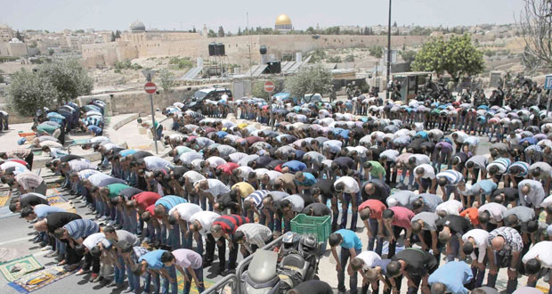 إسرائيل تقيد دخول المصلين لـ " الأقصى " وتفرض إجراءات أمنية على القدس