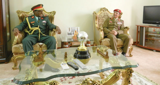 السلطنة و تنزانيا تبحثان التعاون العسكري المشترك
