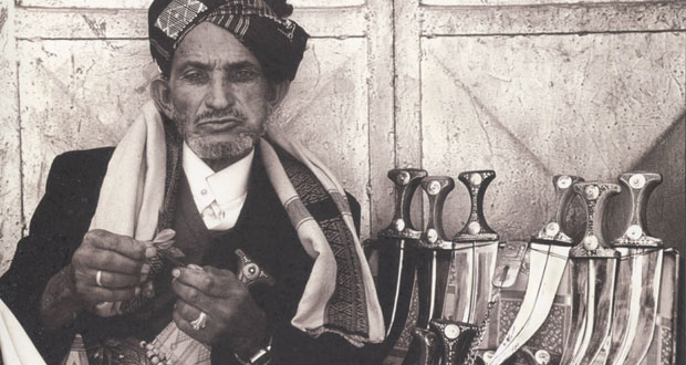  "سوق الملح" يستوقف المصورين خميس الريامي وسعيد الحارثي فيوثقان "لحظات في صنعاء القديمة" بمعرض تستضيفه صالة بيت مزنة