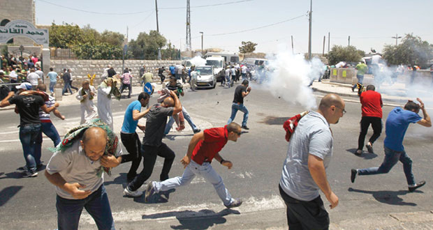 الفلسطينيون يشيعون شهيد الإرهاب الإسرائيلي ومواجهات بـ(الأقصى)