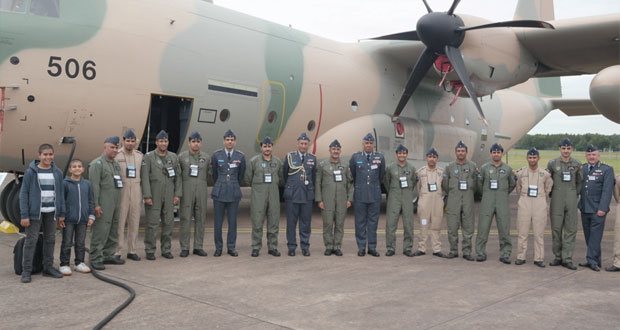 قائد سلاح الجو السلطاني العماني يزور المعرض الدولي للطيران بقاعدة فيرفورد الجوية ببريطانيا