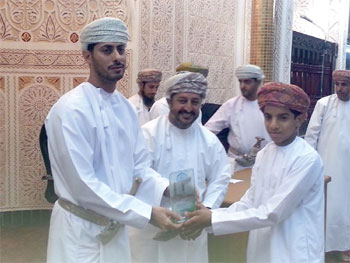 سعد المرضوف يكرم المشاركين في مسابقة حفظ القرآن الكريم بالمصنعة 