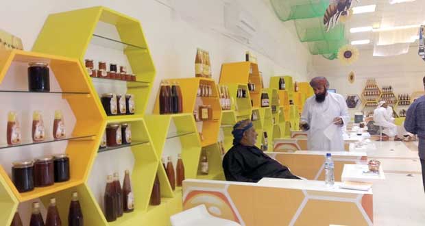 اختتام سوق العسل العماني والنحالون يؤكدون أهميته لتنشيط الحركة التجارية المحلية