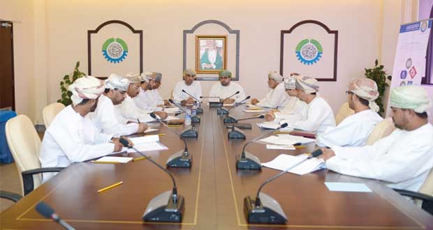 لجنة الصناعة تناقش التحديات التي تواجه الصناعيين في ميناء صحار