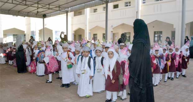 فـي أول يوم دراسي..وزيرة التربية والتعليم تشيد بالمعلمين والمعلمات وتوجه بأهمية تذليل العقبات والصعوبات التي تواجه الهيئات التدريسية