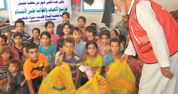 تواصل المساعدات العمانية للمتضررين والنازحين من الحرب في مراكز الإيواء بقطاع غزة