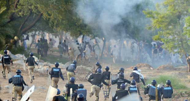قتيلان ومئات الجرحى في تصعيد الاحتجاجات بباكستان