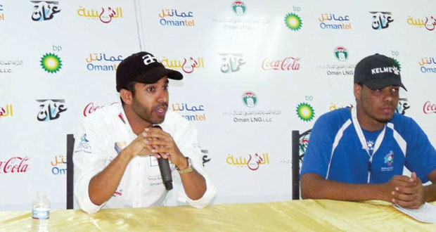 المتسابق الدولي أحمد الحارثي يتحاور مع شباب المعسكر حول مسيرته في سباقات السيارات