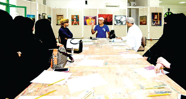 أنور سونيا يحاضر نظريا وعمليا في "فن التجرد الحديث" في محافظة ظفار 