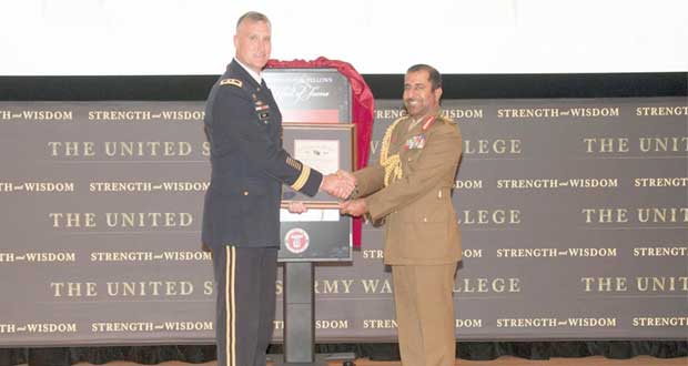 قائد الجيش السلطاني العماني يتسلم شهادة الزمالة الشرفية من كلية الحرب العليا الأمريكية