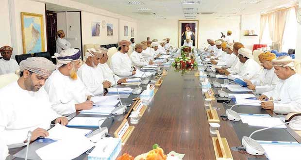 المجلس البلدي بمحافظة ظفار يناقش موازنة المجلس البلدي والمخططات السكنية بولاية صلالة ومزاولة الأنشطة التجارية بشارع ثمريت