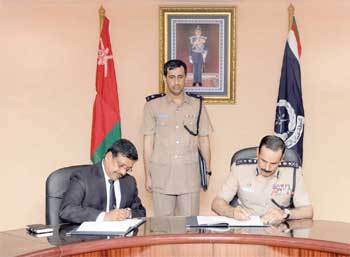 الشريقي يوقع على اتفاقيات لإنشاء وتطوير منشآت شرطية في محافظة جنوب الباطنة