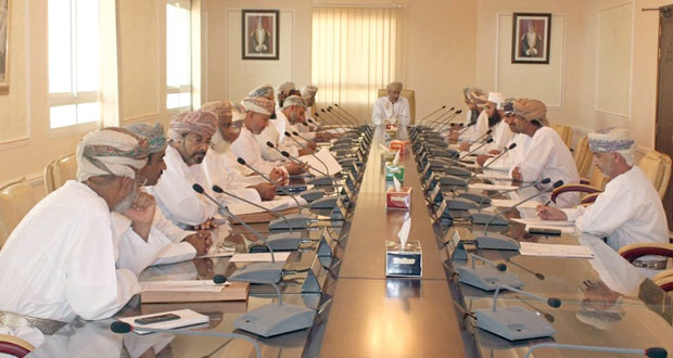 المجلس البلدي بمحافظة الداخلية يستعرض المشاريع الخدمية بالمحافظة