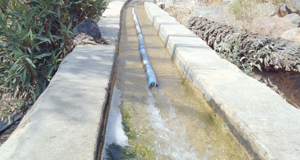 ضعف منسوب المياه في الساقية التي أنشأتها البلديات بقرية "عباية" بولاية قريات